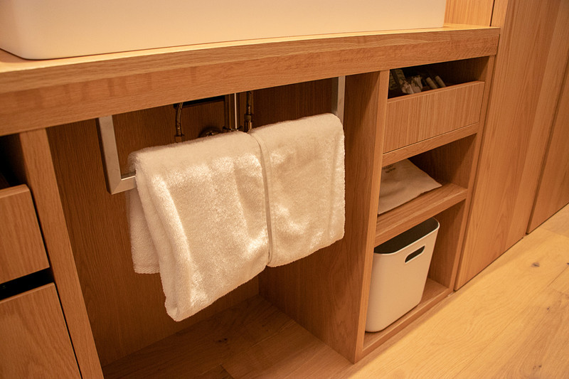 洗面台下のタオル掛け