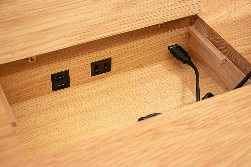 コンセントは隠せるようになっている