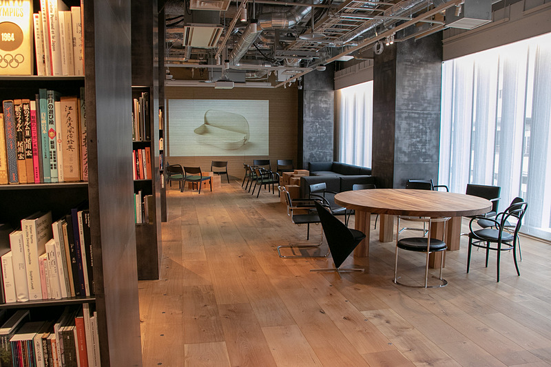 MUJI BOOKの書籍とドリンクを楽しめる