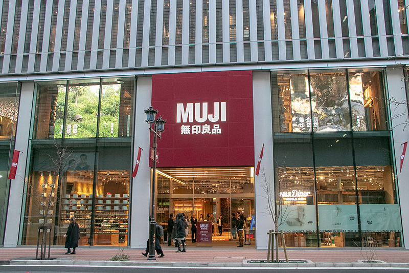 読売並木通りビルに、無印良品の世界旗艦店である「無印良品 銀座」が1～5階に、レストラン「MUJI Diner」が地下1階に、UDSが内装設計/運営を担当する「MUJI HOTEL GINZA」などが6～10階に入居する