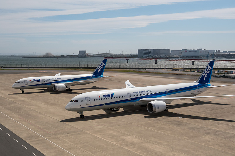 ボーイング 787-10型機（手前）と787-8型機（奥）。同じ787型機だが、サイズの違いは歴然としている
