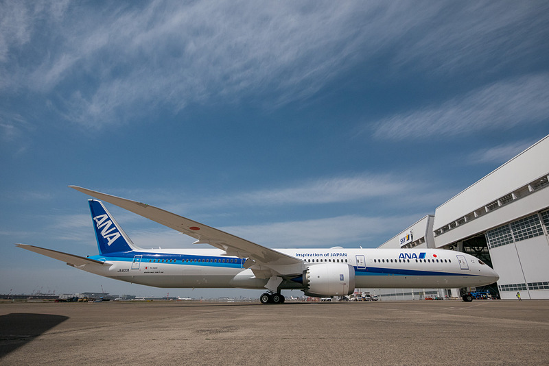 右側面から見たANAのボーイング 787-10型機
