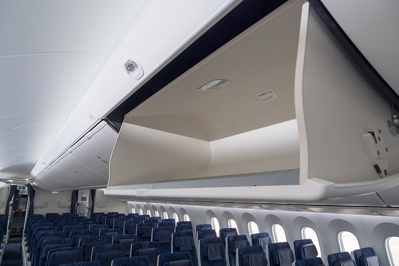 オーバーヘッドコンパートメント