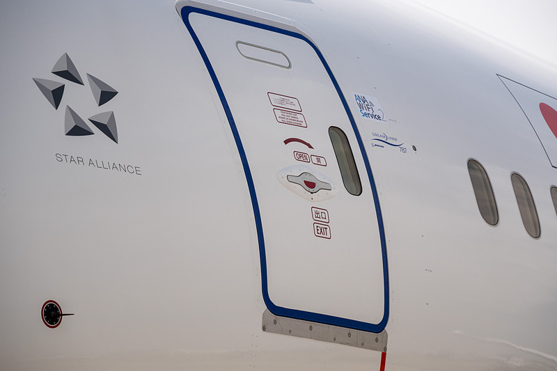 「ANA Wi-Fi Service 2」のシールがドア脇に貼られている