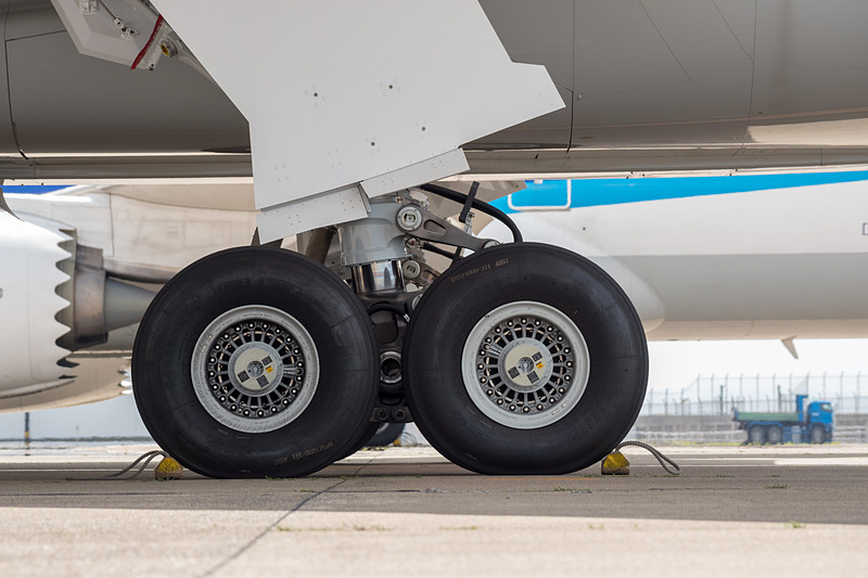 メインギア。エアバス A350とは異なり長胴型でもタイヤの数は同じ