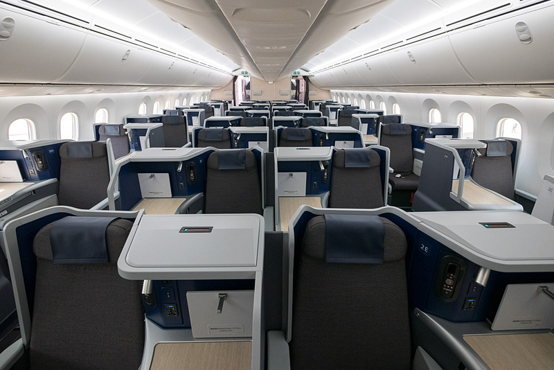 ビジネスクラス前方から。2席ずつ、シートとサイドテーブルを交互に配置する「ANA BUSINESS STAGGERED」を採用