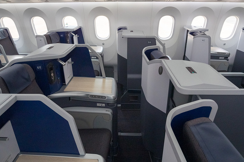 横から。前後にもやや位置をずらして配置