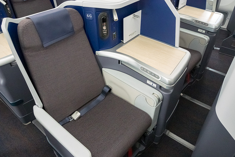 ビジネスクラスのシート。青色を抑えて落ち着いた雰囲気に