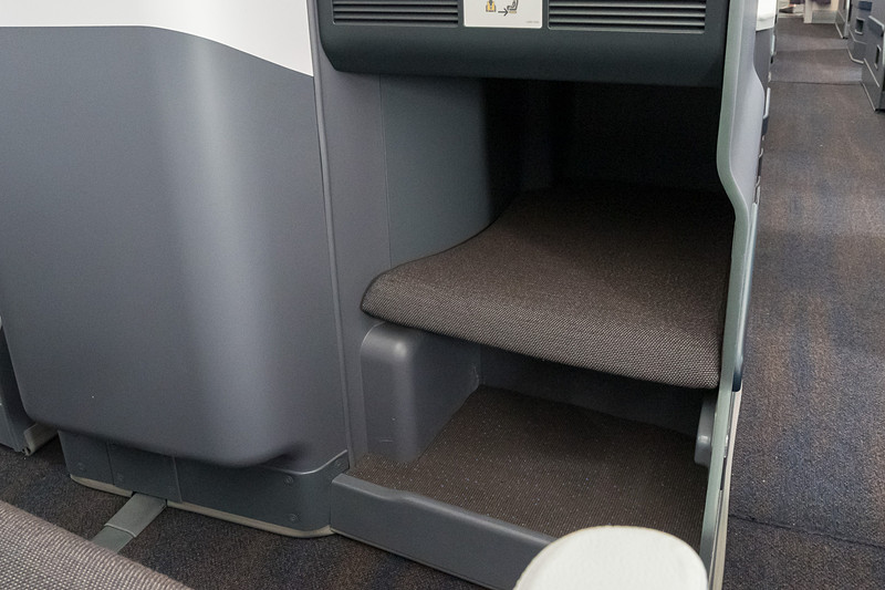 フットレスト（上段）とシューケース（下段）。フットレストはフルフラット時にシートと水平につながる