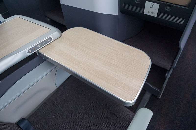 サイドテーブルの下に収納されているシートテーブル