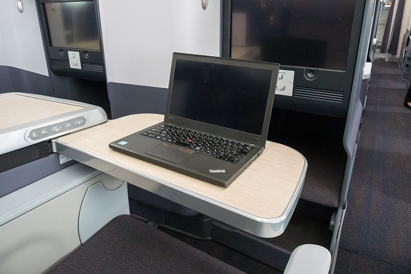 12.5型ノートPCを置いた状態のイメージ