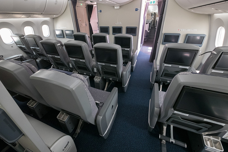 プレミアムエコノミーのエリアを後方から