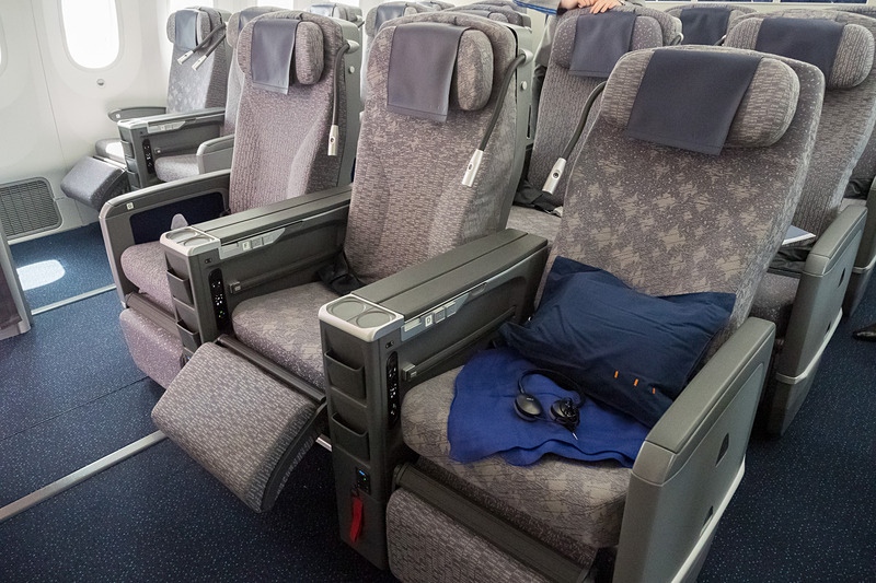 レッグレストの装備が大きな特徴。2列目以降はフットレストも装備。ファブリックも座席ごとに柄が異なる