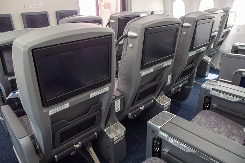 シートモニターは15.6インチ。アームレストの下と合わせて、収納ポケットの多さが一つの特徴