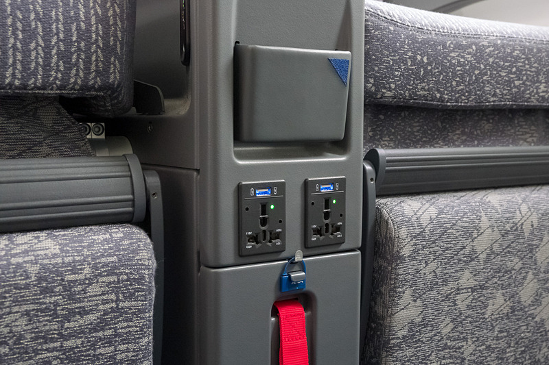 電源はアームレストの下に。AC電源とUSB電源を利用可能
