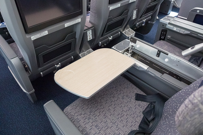 シートテーブルはアームレストに収納されている。このまま90度回転することもできる