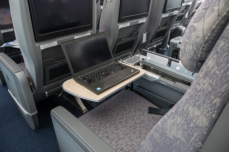 12.5型ノートPCを置いた状態のイメージ