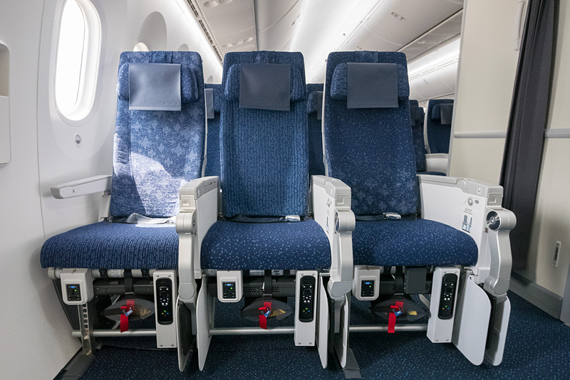 最前方席。この席のみシートモニターが11.6インチとなり、機内エンタメのコントローラやAC＆USB電源を足下に備える