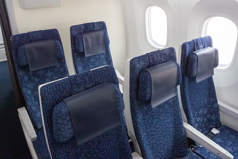 最後方の47列目のみ、両サイドが2席のシート（2-3-2）配置となる