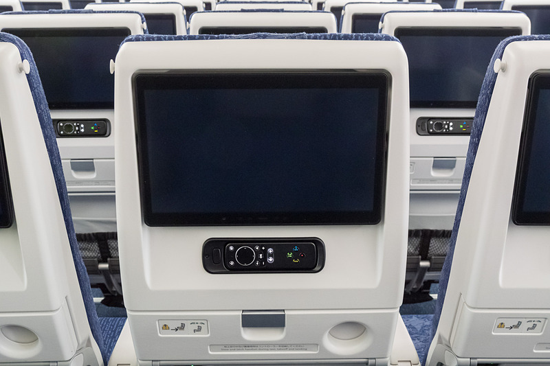 前方席の背もたれに13.3インチのシートモニターや機内エンタメのコントローラ