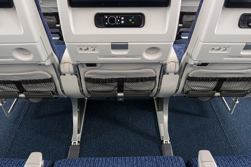 下方にはシートポケットとフットレストを装備