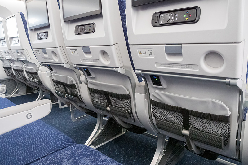 前方シートの背もたれにAC電源とUSB電源を装備する