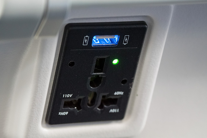 前方シートの背もたれにAC電源とUSB電源を装備する