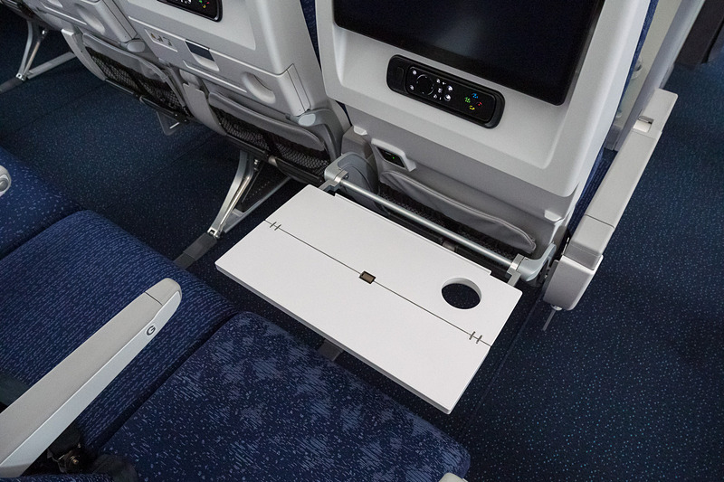 シートテーブル。写真右下は12.5型ノートPCを置いた状態のイメージ