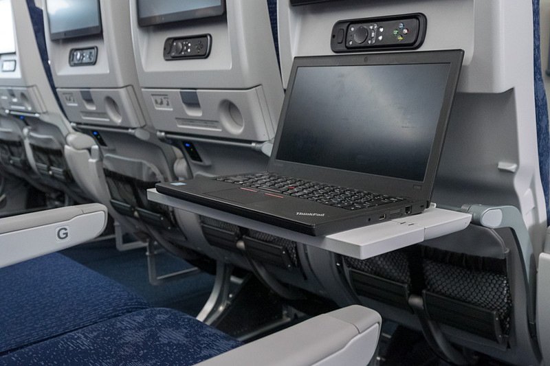 シートテーブル。写真右下は12.5型ノートPCを置いた状態のイメージ