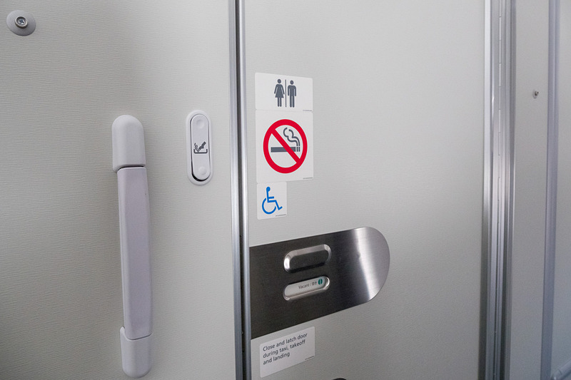 ラバトリーは機内9か所で、1か所のみ車いす対応。全ラバトリーが温水洗浄便座を備える