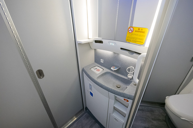 ラバトリーは機内9か所で、1か所のみ車いす対応。全ラバトリーが温水洗浄便座を備える