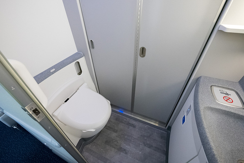 ラバトリーは機内9か所で、1か所のみ車いす対応。全ラバトリーが温水洗浄便座を備える