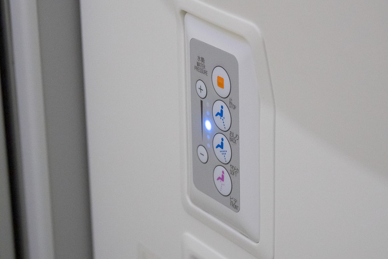 ラバトリーは機内9か所で、1か所のみ車いす対応。全ラバトリーが温水洗浄便座を備える