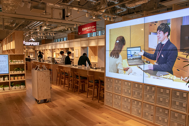 「パネルファニチャー」を壁として利用。倉庫に続く売り場づくりとして、H鋼とモルタルの内装に仕上げている