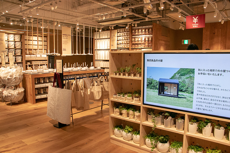 「パネルファニチャー」を壁として利用。倉庫に続く売り場づくりとして、H鋼とモルタルの内装に仕上げている