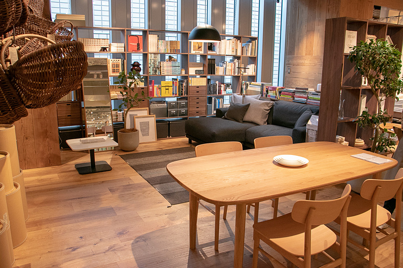 「パネルファニチャー」を壁として利用。倉庫に続く売り場づくりとして、H鋼とモルタルの内装に仕上げている