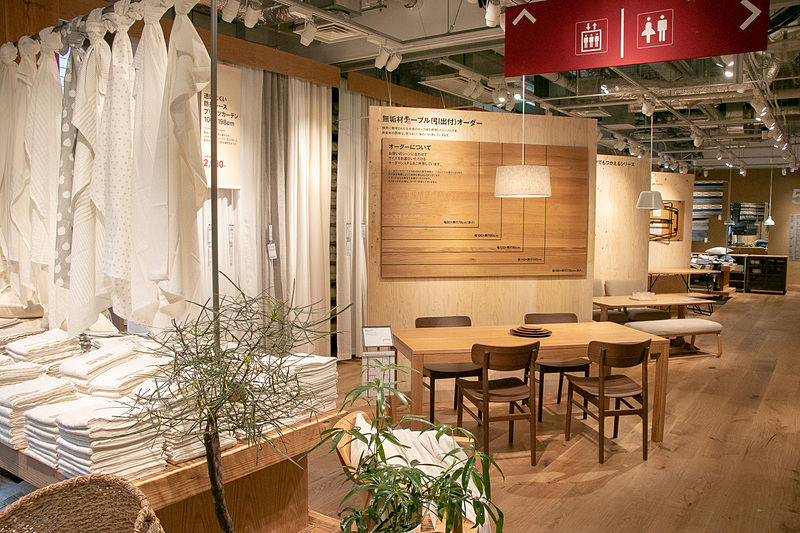 「パネルファニチャー」を壁として利用。倉庫に続く売り場づくりとして、H鋼とモルタルの内装に仕上げている