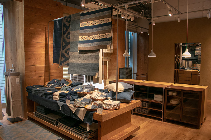 「パネルファニチャー」を壁として利用。倉庫に続く売り場づくりとして、H鋼とモルタルの内装に仕上げている