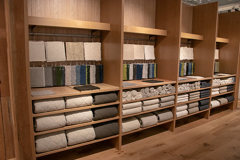 「パネルファニチャー」を壁として利用。倉庫に続く売り場づくりとして、H鋼とモルタルの内装に仕上げている