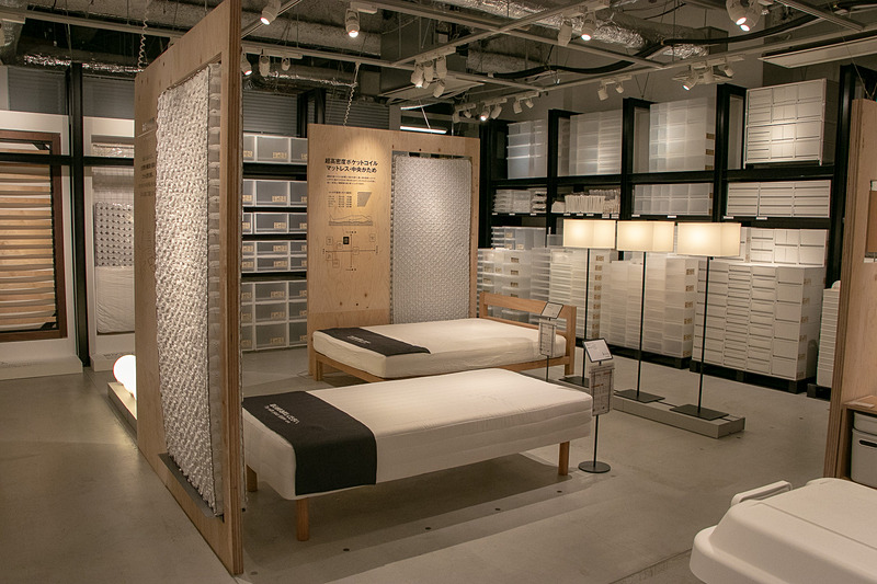 「パネルファニチャー」を壁として利用。倉庫に続く売り場づくりとして、H鋼とモルタルの内装に仕上げている