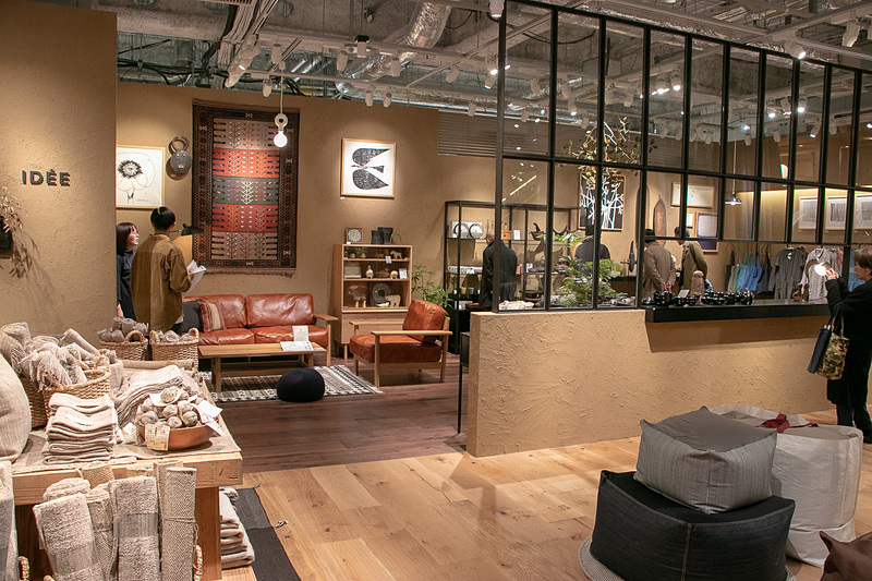 平台と壁面での「発見とヒント」が伝わる売り場に。IDEEは床の色を変化させてエリアを明示している