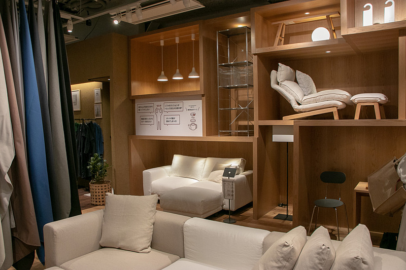 平台と壁面での「発見とヒント」が伝わる売り場に。IDEEは床の色を変化させてエリアを明示している