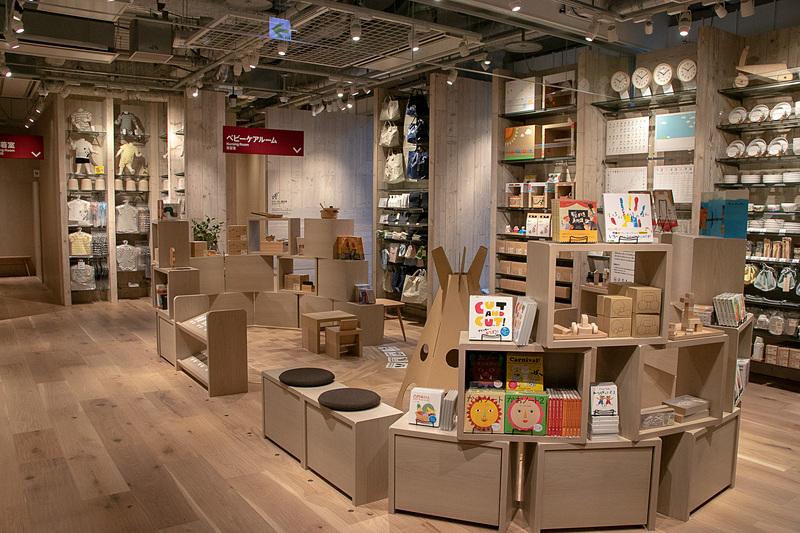 平台と壁面での「発見とヒント」が伝わる売り場に。IDEEは床の色を変化させてエリアを明示している