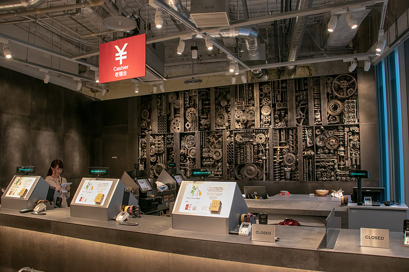 レジの背面には「使われなくなったものに新たな命を吹き込む」としてアートウォールを設置