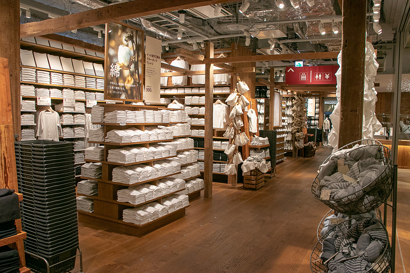 衣類は1サイズ1フェイスの陳列で買いやすく、ボリュームのある売り場にしている