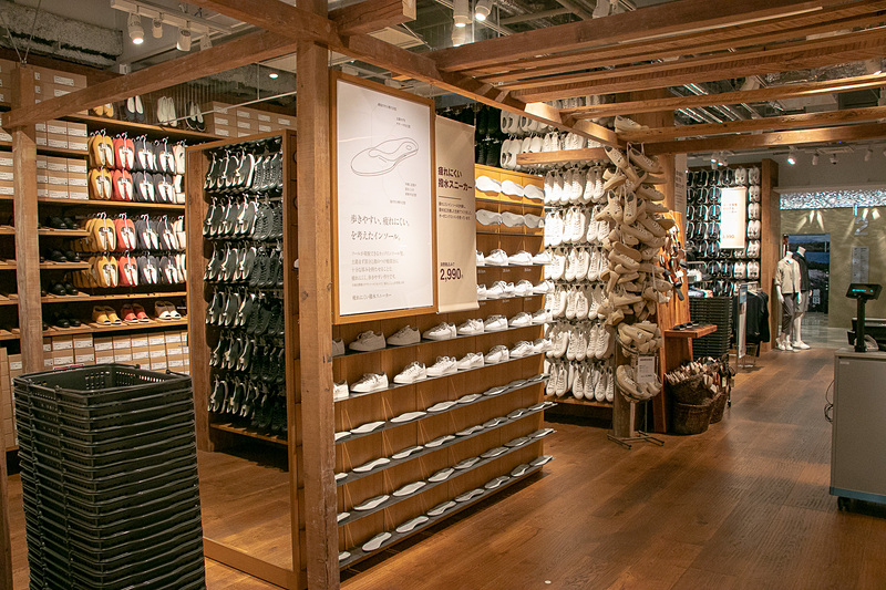 衣類は1サイズ1フェイスの陳列で買いやすく、ボリュームのある売り場にしている