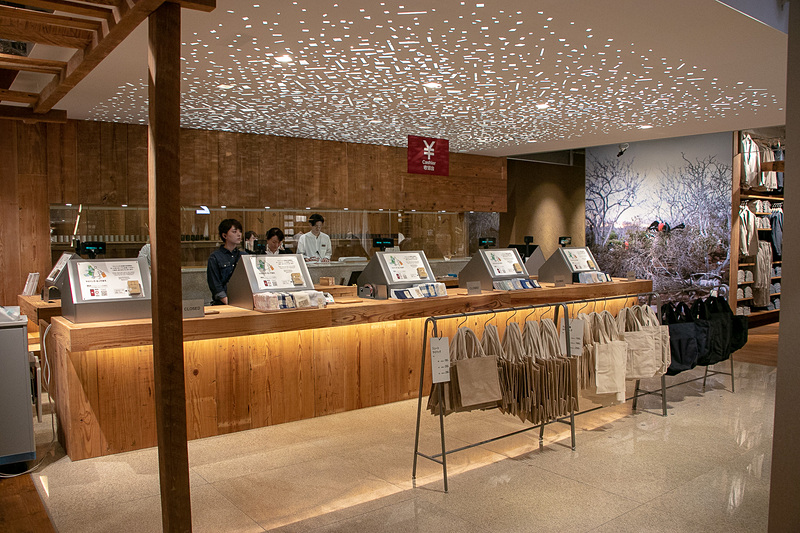 木漏れ日を感じさせる天井。レジの奥にはガラスで仕切った裾直しなどを行なう加工室がある