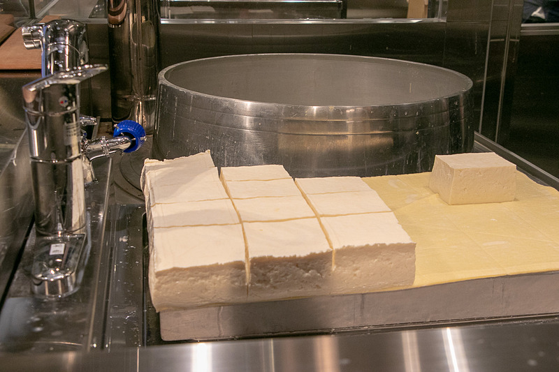 「豆腐工房」では毎日豆腐を作り提供