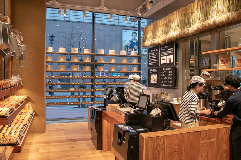 焼きたてのパンを提供するベーカリー