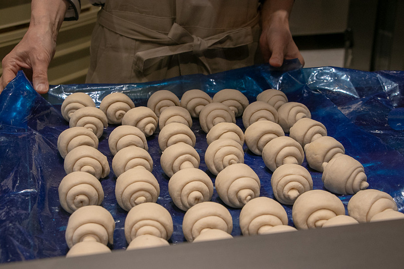 焼きたてのパンを提供するベーカリー